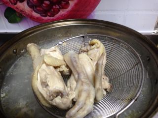 黄芪红枣土鸡汤,锅开5分钟后捞出鸡肉