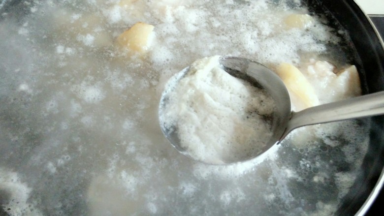 黄豆炖猪蹄,开始泡沫很多，用汤勺不断撇出去。