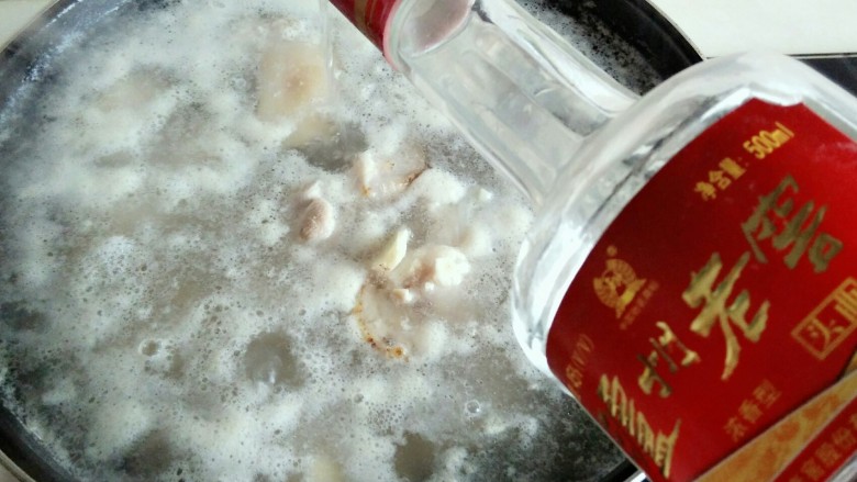 黄豆炖猪蹄,第一层泡沫撇出去，又出来许多泡沫，倒入约30克曲酒，用汤勺搅拌一下。