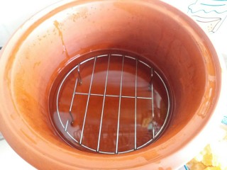 柠檬蜜(止咳良方),炖锅里面放水和蒸帘隔水炖