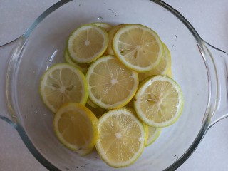 柠檬蜜(止咳良方),将处理好的柠檬片摆放在微波碗里
