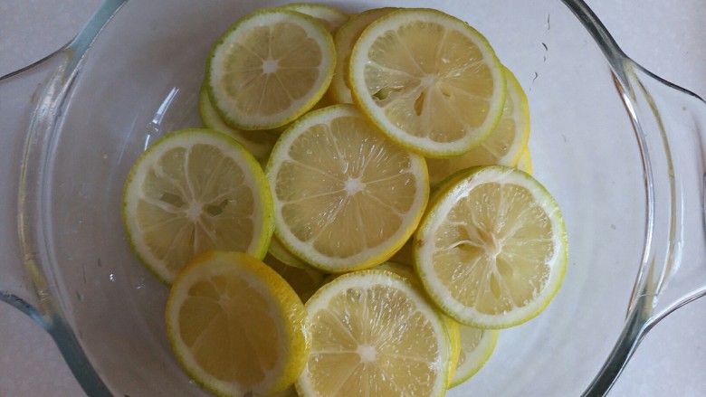 柠檬蜜(止咳良方),将处理好的柠檬片摆放在微波碗里