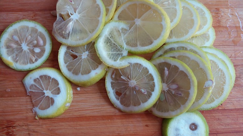 柠檬蜜(止咳良方),柠檬洗干净后切成薄片