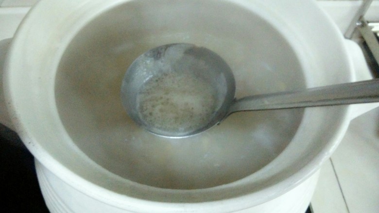 黄豆炖猪蹄,一小时后，汤汁减少一半，撇去浮沫和部分油汁。