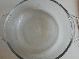 柠檬蜜(止咳良方),取一个微波碗热水烫一下备用