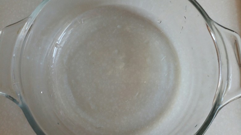 柠檬蜜(止咳良方),取一个微波碗热水烫一下备用