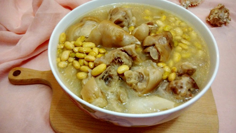 黄豆炖猪蹄,出锅装汤碗，秋风瑟瑟的天，喝一碗热乎乎的猪蹄黄豆汤，暖胃又暖心噢。