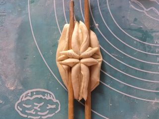 花样馒头之雪莲花,然后再用两根筷子竖向压下后再向中间并拢，再抽出筷子
