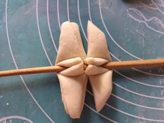 花样馒头之雪莲花,用筷子横向在中间向下一压（如图）