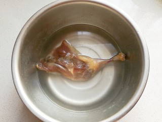 腊鸭焖莲藕,腊鸭腿一只用热水浸泡2~3个小时，去除多余盐份；