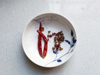腊鸭焖莲藕,准备花椒，干红辣椒备用；