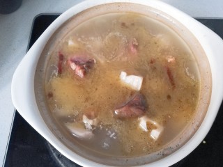 腊鸭焖莲藕,再把压好的腊鸭汤倒入沙煲中烧开，调入适量胡椒，鸡精，洒葱段即可上桌享用。