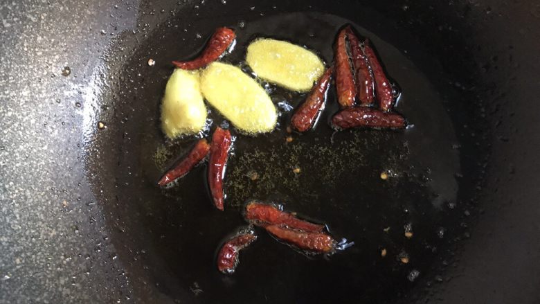 猪肉烧笋,锅底留油，加入生姜和干辣椒翻炒