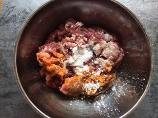 潮汕美食～牛肉粿条,将鲜牛肉放入盆中，加入沙茶酱、辣椒油、淀粉