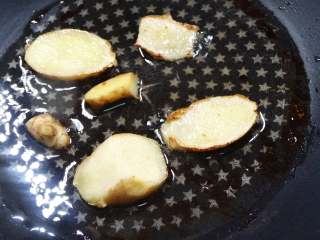 經典名菜~花雕雞((含失敗經驗)),2.倒入一匙油放入薑片煸炒至薑片略為金黃