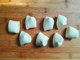 桂香豆沙三角包,切成均匀小剂子