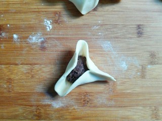 桂香豆沙三角包,先捏一边，其余两边一样捏在一起