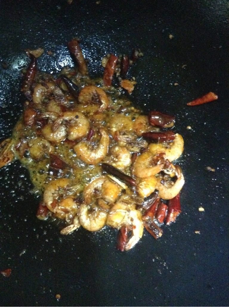麻辣虾,这样翻炒，虾子熟了过后稍微再多炒一下口味更好。