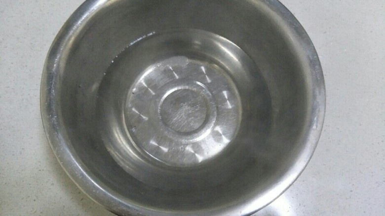 水煮毛蚬子,准备一个盆，里面放点盐和开水。