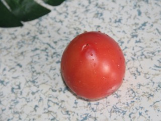 番茄鸡蛋通心粉,洗净一个番茄