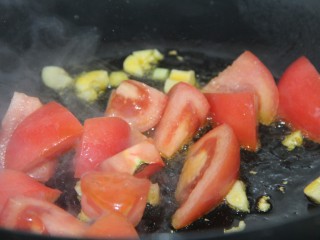 番茄鸡蛋通心粉,加入番茄炒，炒一会盛出