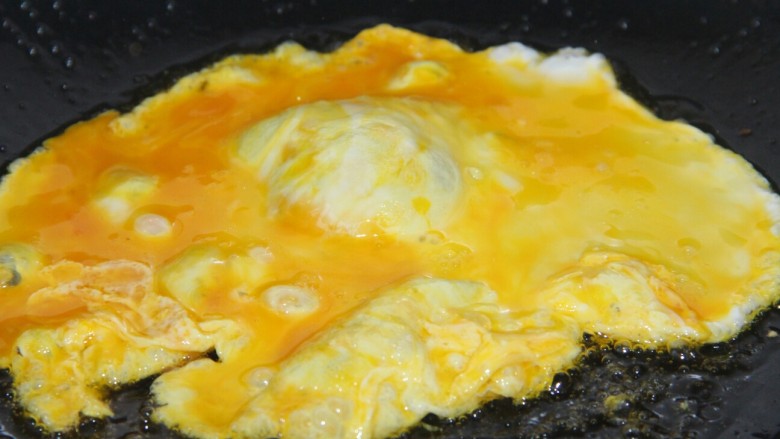 番茄鸡蛋通心粉,再倒一点油，炒鸡蛋