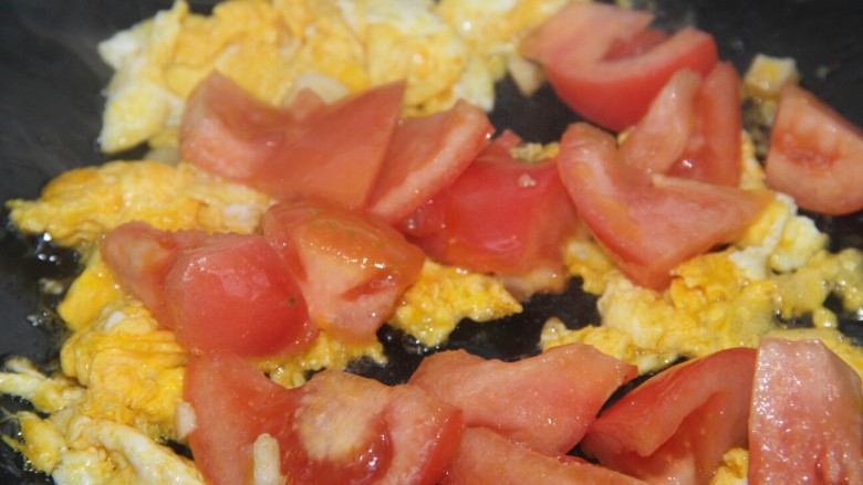 番茄鸡蛋通心粉,把鸡蛋和番茄一起炒