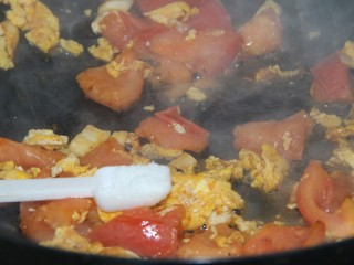番茄鸡蛋通心粉,放入一小勺盐