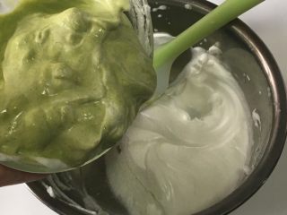 家有烤箱，菠菜戚风蛋糕,把搅拌好的菠菜蛋黄糊倒入剩下的蛋白霜里，翻拌均匀。
