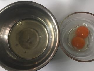 家有烤箱，菠菜戚风蛋糕,4..蛋清蛋黄分离，蛋白装在无油无水的容器里。