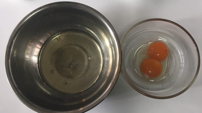 家有烤箱，菠菜戚风蛋糕,4..蛋清蛋黄分离，蛋白装在无油无水的容器里。