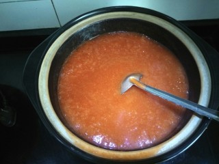 山楂果酱,然后小火熬制，熬的过程要不停的用勺子搅动，以免糊锅