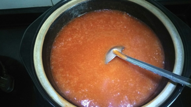 山楂果酱,然后小火熬制，熬的过程要不停的用勺子搅动，以免糊锅