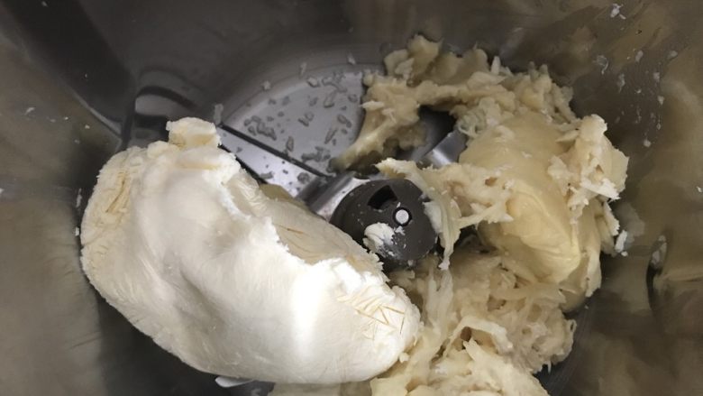 天然酵母榴莲奶酪软欧,发酵时做榴莲奶酪馅。把材料放入GOURMETmaxx西式厨师机搅拌桶。