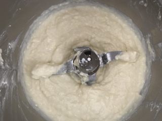 天然酵母榴莲奶酪软欧,设置30度1档搅拌2分钟左右，榴莲馅就做好了，入冰箱冷藏备用。
我做了翻倍的量。