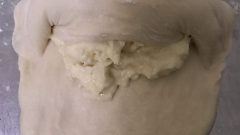 天然酵母榴莲奶酪软欧,从上往下卷起。
