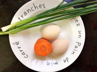 抱蛋煎包,准备2个鸡蛋，适量胡萝卜，葱