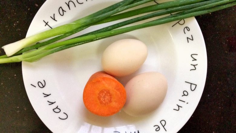 抱蛋煎包,准备2个鸡蛋，适量胡萝卜，葱