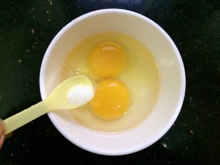 抱蛋煎包,鸡蛋加少量盐打匀