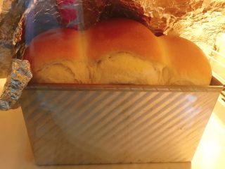 王后奶香吐司,入预热180度烤箱中下层上下火烤33分钟。火力时间根据自己烤箱调节。
10分鐘，高度基本定型，表面上色，就可以盖錫紙了。
