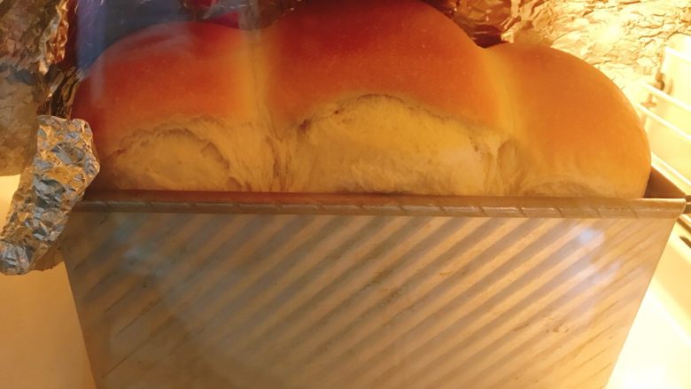 王后奶香吐司,入预热180度烤箱中下层上下火烤33分钟。火力时间根据自己烤箱调节。
10分鐘，高度基本定型，表面上色，就可以盖錫紙了。