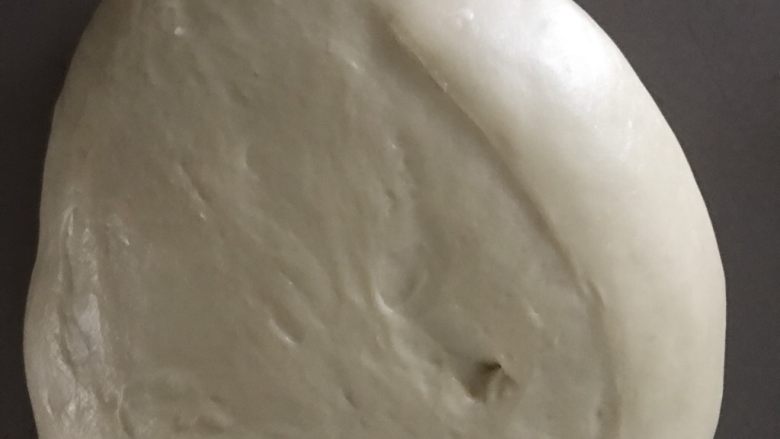 王后奶香吐司,滚圆后进行基础发酵至约两倍大，戳洞不回弹不塌陷。