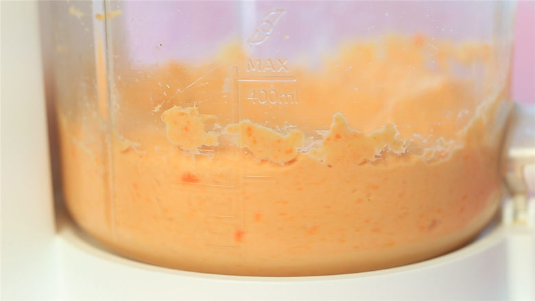 胡萝卜鸡肉卷,胡萝卜、鸡胸肉、<a style='color:red;display:inline-block;' href='/shicai/ 9'>鸡蛋</a>和淀粉放入辅食机，搅拌均匀。
ps：如果对蛋清过敏的宝宝也可以用同比例的清水替换哦。