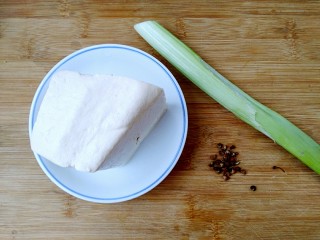 家常炖豆腐（健康无油版）,准备食材。