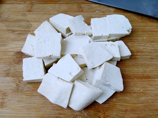 家常炖豆腐（健康无油版）,豆腐切成大小均匀的块儿状。