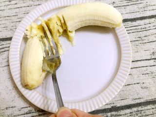 万能香蕉蛋糕,香蕉用叉子压碎待用