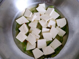 家常炖豆腐（健康无油版）,水开后把豆腐均匀摆放锅中。