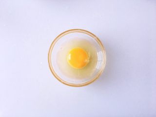 早餐+营养早餐鸡蛋玉米羹,将鸡蛋磕入碗中打散