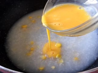 早餐+营养早餐鸡蛋玉米羹,煮至浓稠后将蛋液淋入锅中用木铲快速搅拌
