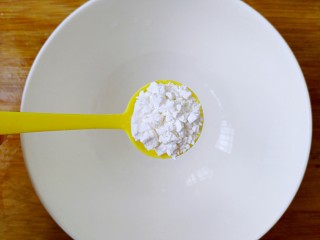 家常炖豆腐（健康无油版）,取一个小碗，放入约3g淀粉，再放入适量清水把淀粉调匀。